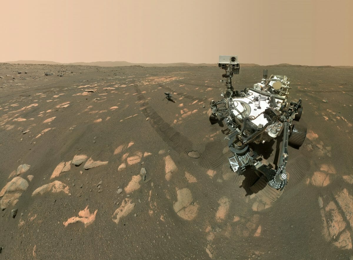 火星探査車「Perseverance」（右）が初めて撮影したセルフィー。Perseveranceの左奥、画像中央付近の地表には火星ヘリコプター「Ingenuity」の姿が見えている（Credit: NASA/JPL-Caltech/MSSS）