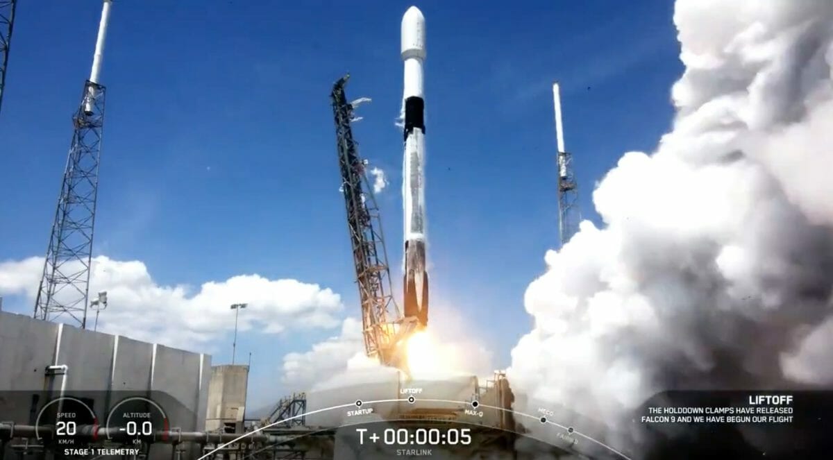 青空のもと打ち上げられるファルコン9ロケット（Credit: SpaceX Twitter）