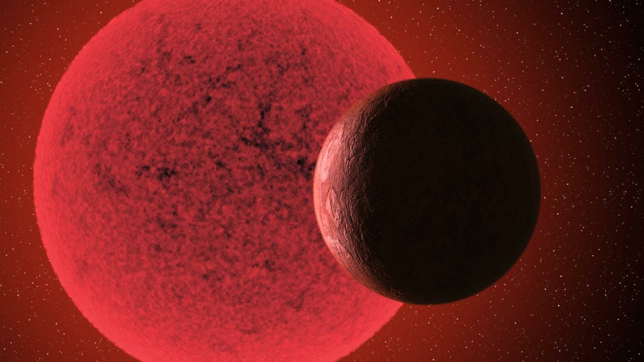赤色矮星「グリーゼ740」（奥）を公転する系外惑星「グリーゼ740 b」（手前）を描いた想像図（Credit: Gabriel Pérez Díaz, SMM (IAC)）