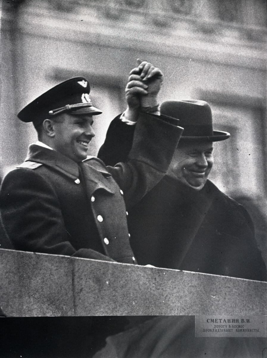 帰還後のガガーリン（左）とソ連最高指導者（当時）のニキータ・フルシチョフ（右）（Credit: RGANTD）