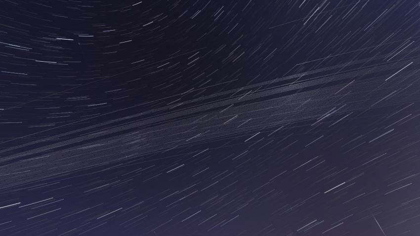 星々の日周運動とスターリンク衛星の軌跡（Credit: Andreas Möller）
