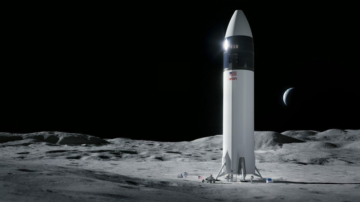 【▲ 月に着陸したHLS（有人着陸システム）仕様のスターシップを描いた想像図（Credit: SpaceX）】