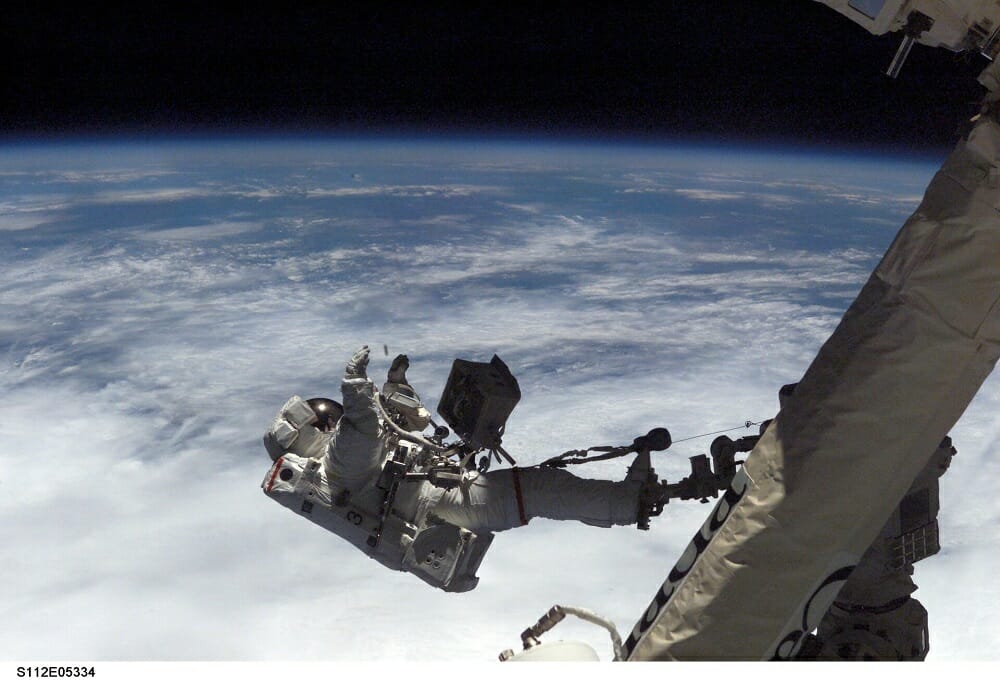 船外活動中の宇宙飛行士（Credit: ESA）