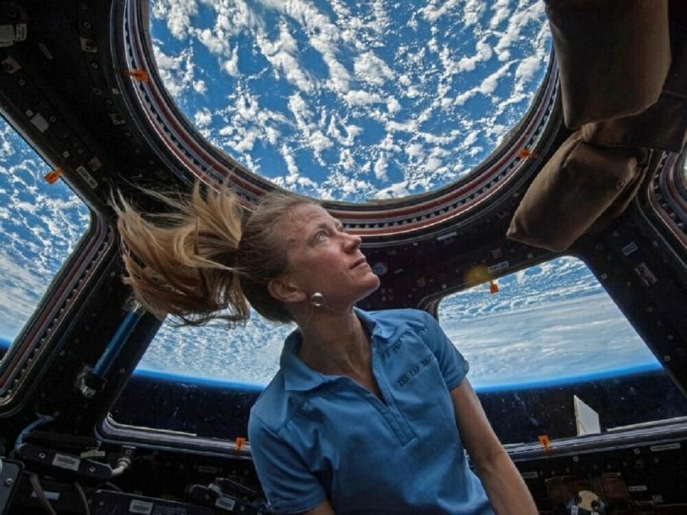 ISSのキューポラ観測モジュールから地球を眺めるNASAの宇宙飛行士カレン・ナイバーグ（Karen Nyberg）：第36次/第37次長期滞在クルーを務めたフライトエンジニア（Credit: NASA）