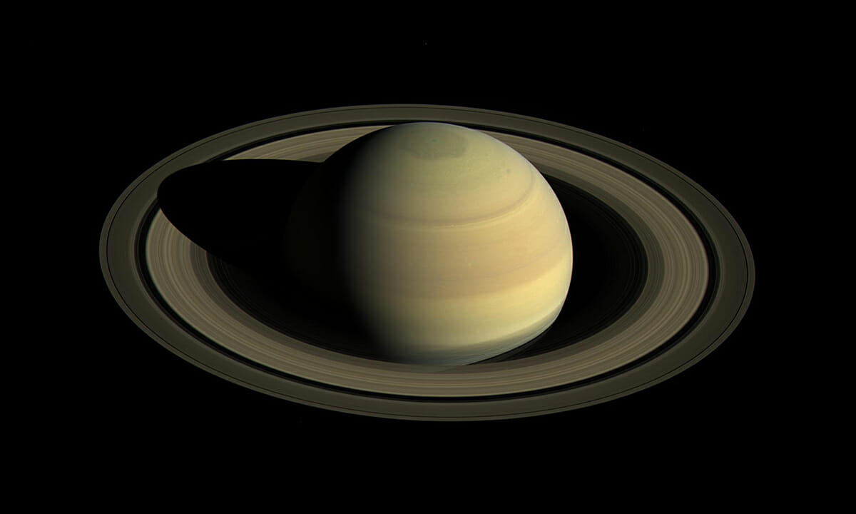 土星内部に降るヘリウムの「雨」　新たなシミュレーションモデルで明らかに