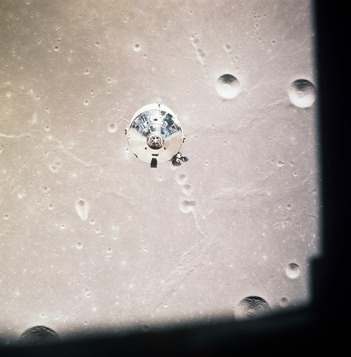月面着陸に向けて切り離された着陸船「イーグル」から撮影された司令船「コロンビア」。司令船に留まったコリンズ氏は着陸船に乗った2人が戻ってくるまでのあいだ、1人だけで月を周回し続けた（Credit: NASA）