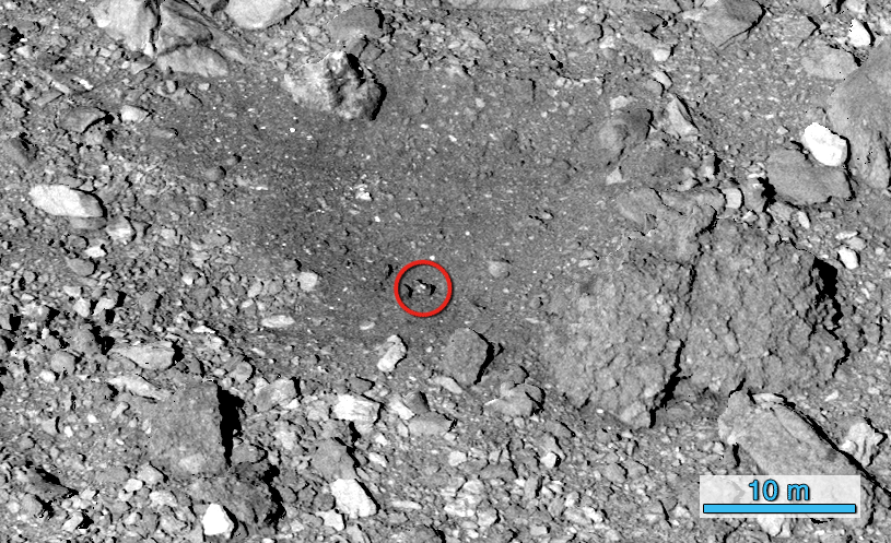 サンプル採取地点「ナイチンゲール」付近を採取前と採取後に撮影した画像。赤い丸で囲まれた岩はサンプル採取の影響で約12メートル移動したとみられている。赤い×は採取地点の位置を示す（Credit: NASA/Goddard/University of Arizona）
