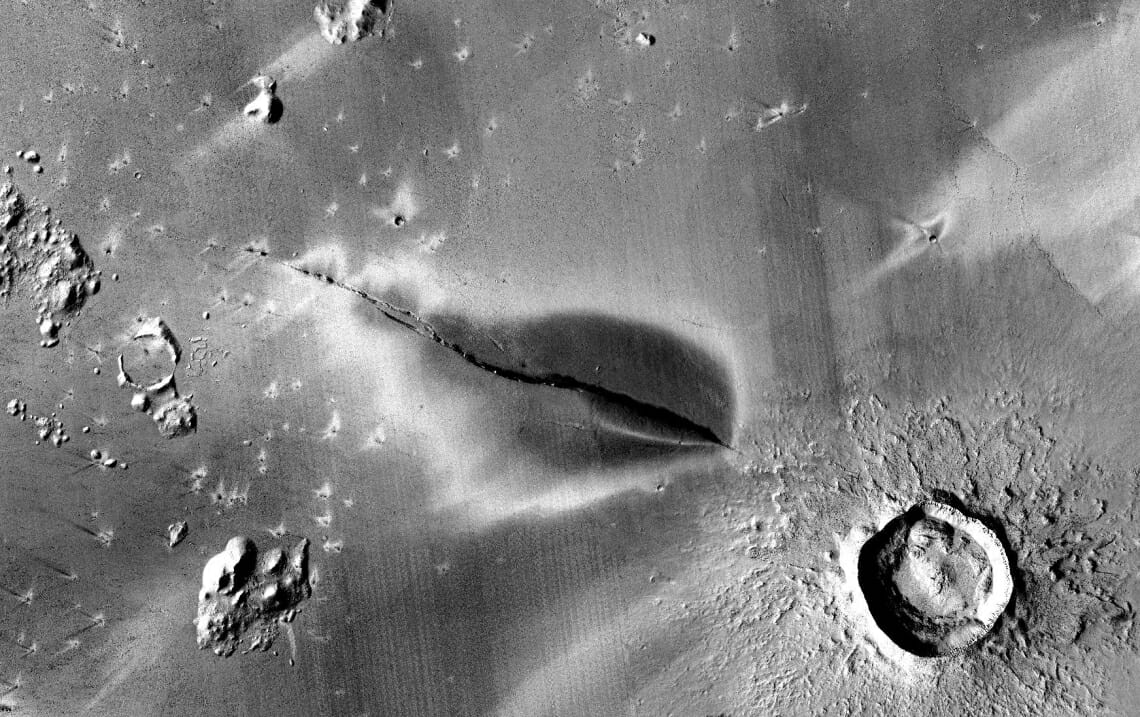 火星の大地に走る亀裂。爆発的噴火の証拠【今日の宇宙画像】