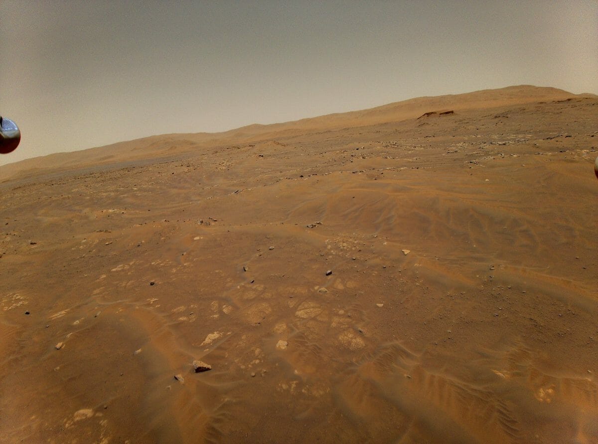 6回目の飛行中に火星ヘリコプター「Ingenuity」のカラーカメラによって高度10mから撮影された画像