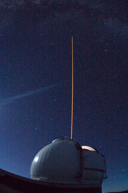 参考：ケック望遠鏡から上空に向けて射出されたレーザー光（Credit: W.M.ケック天文台）