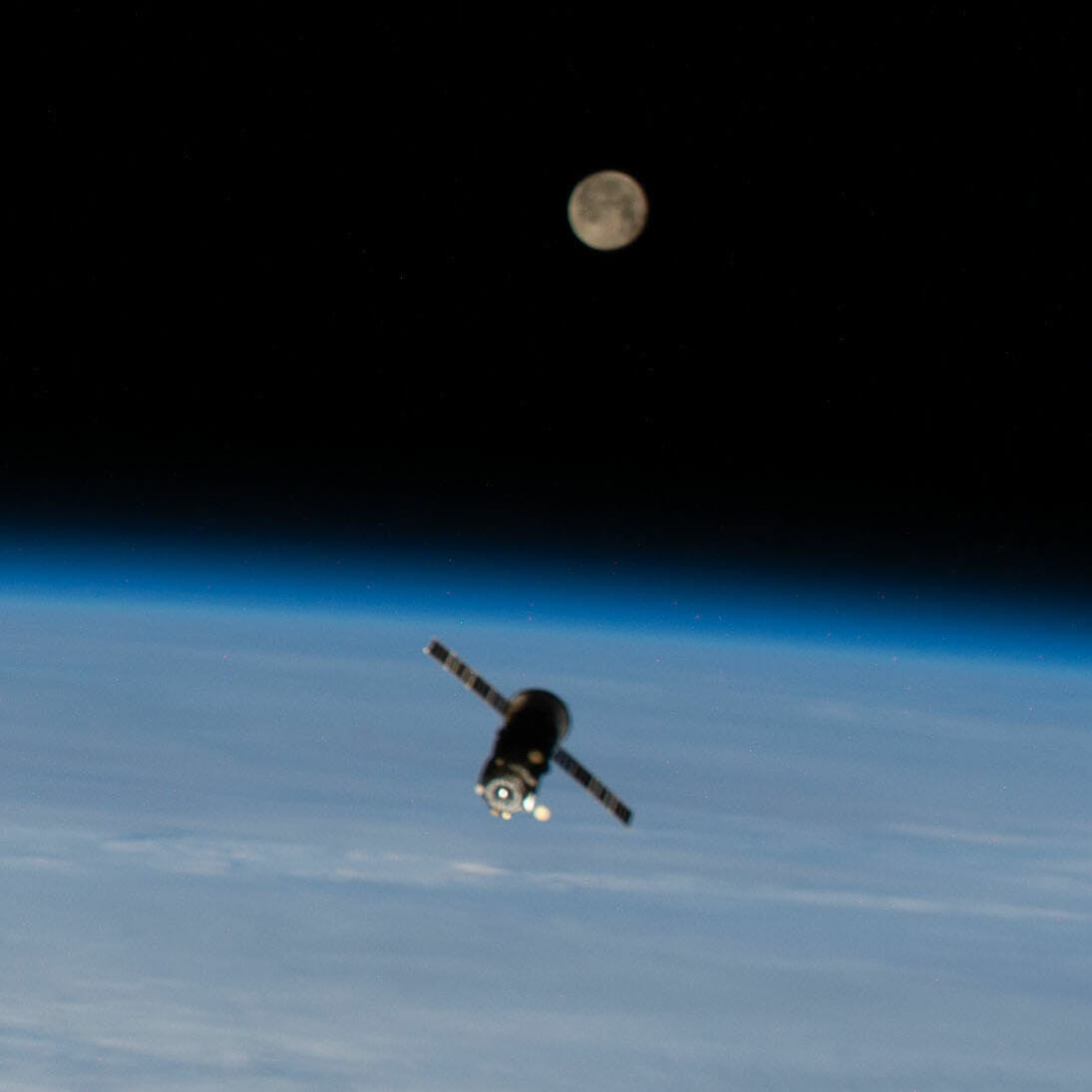 ISSに1年間ドッキングしていた補給船「プログレスMS-14」大気圏に再突入してミッションを終える