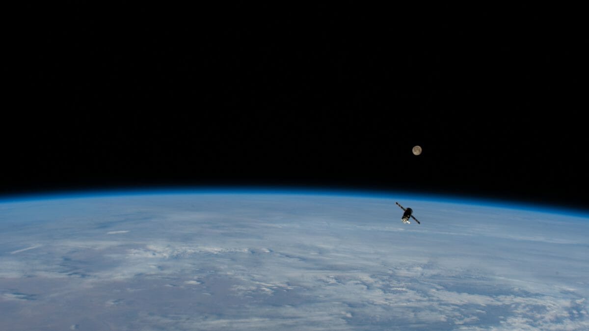 国際宇宙ステーションを離れる無人補給船「プログレスMS-14」（Credit: NASA）