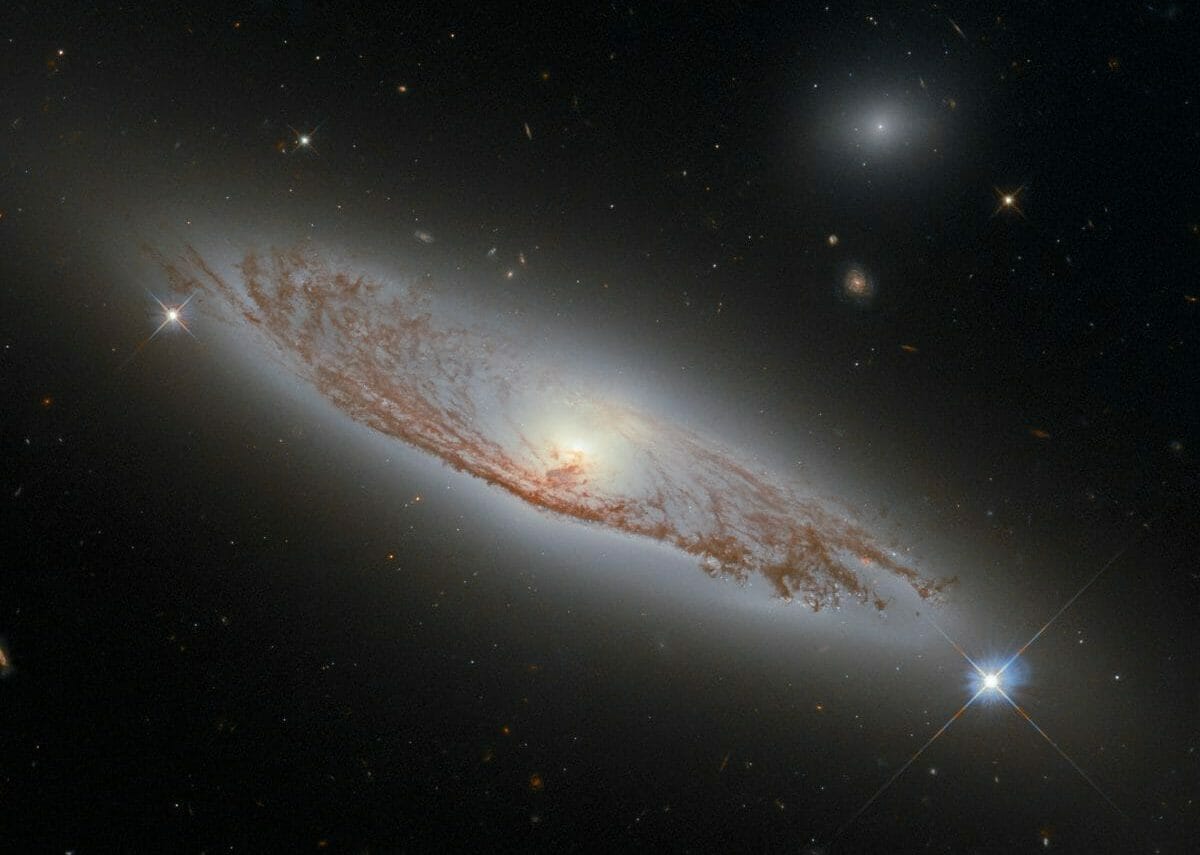 斜め上から覗き込めるような美しい渦巻銀河「NGC 5037」