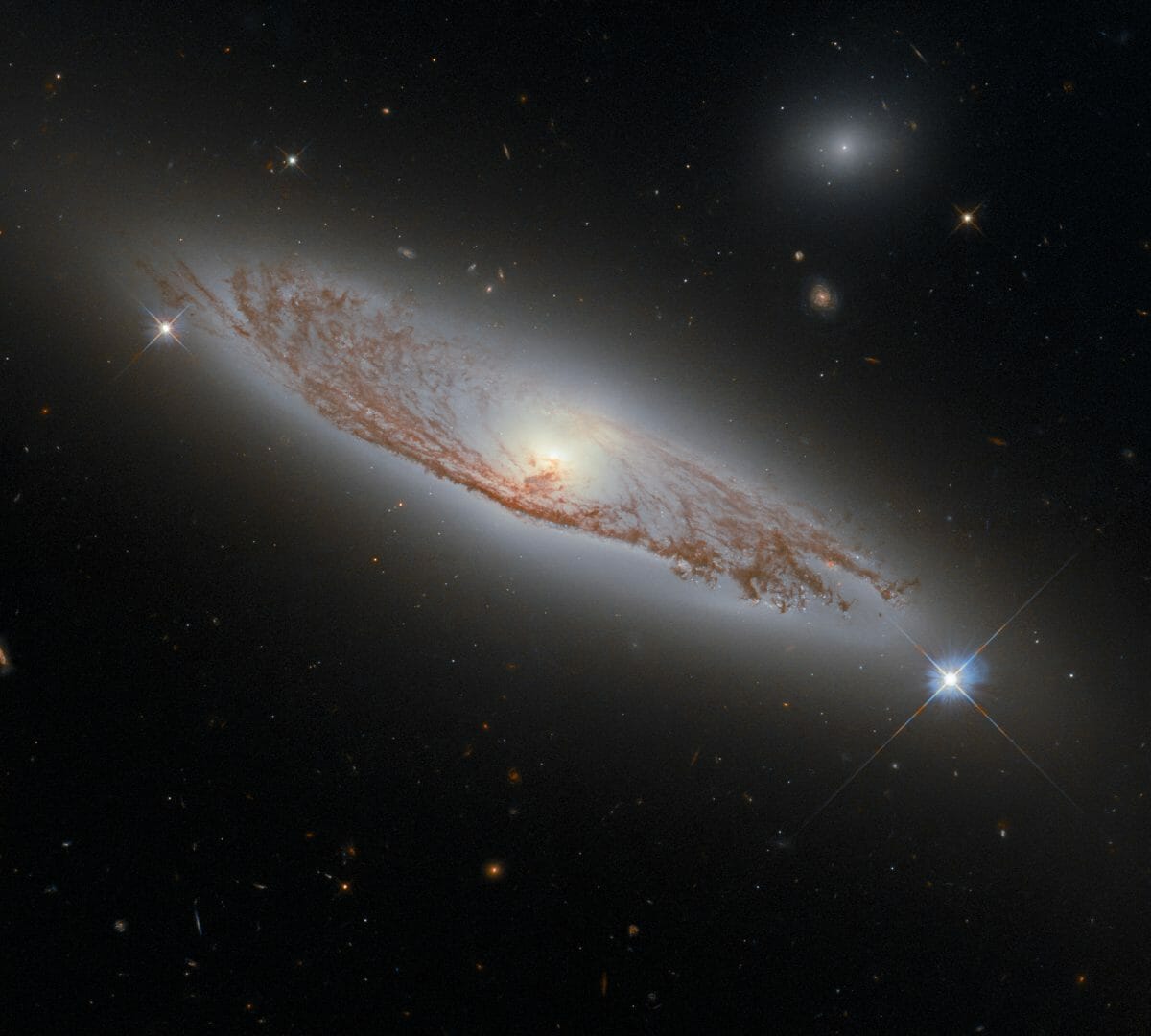 渦巻銀河「NGC 5037」（Credit: ESA/Hubble & NASA, D. Rosario, Acknowledgement: L. Shatz）