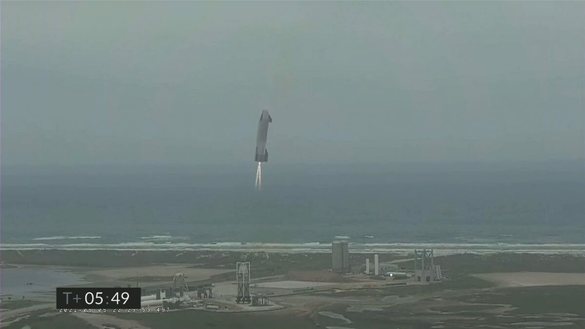 【▲ 参考画像：2021年5月の大気圏内飛行試験にて、エンジンを点火して着陸地点に降下するStarship試験機。スペースXによるライブ配信アーカイブより（Credit: SpaceX）】