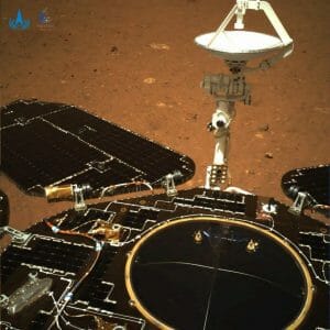 中国の火星探査車「祝融」によって撮影された初の画像が公開される