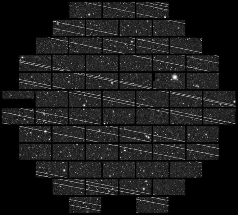 2019年11月にチリのCerro Tololo Inter-American天文台で、スターリンク衛星が望遠鏡の視野を通過したことを示す画像（Credit: CTIO, NOIRLab, NSF, AURA and DECam DELVE Survey）