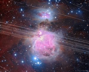 オリオン大星雲を横切る縞模様