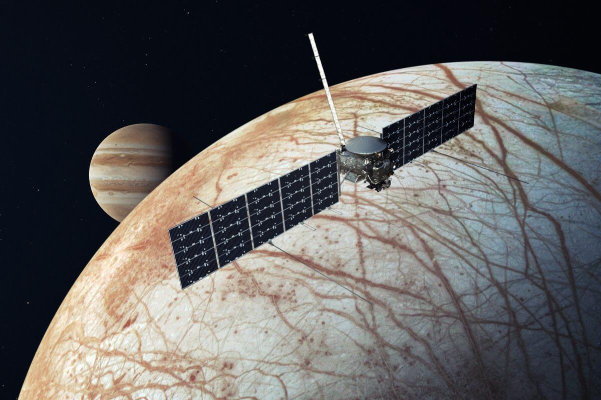 【▲ 木星の衛星エウロパを観測するアメリカ航空宇宙局（NASA）の無人探査機「Europa Clipper（エウロパ・クリッパー）」の想像図（Credit: NASA/JPL-Caltech）】