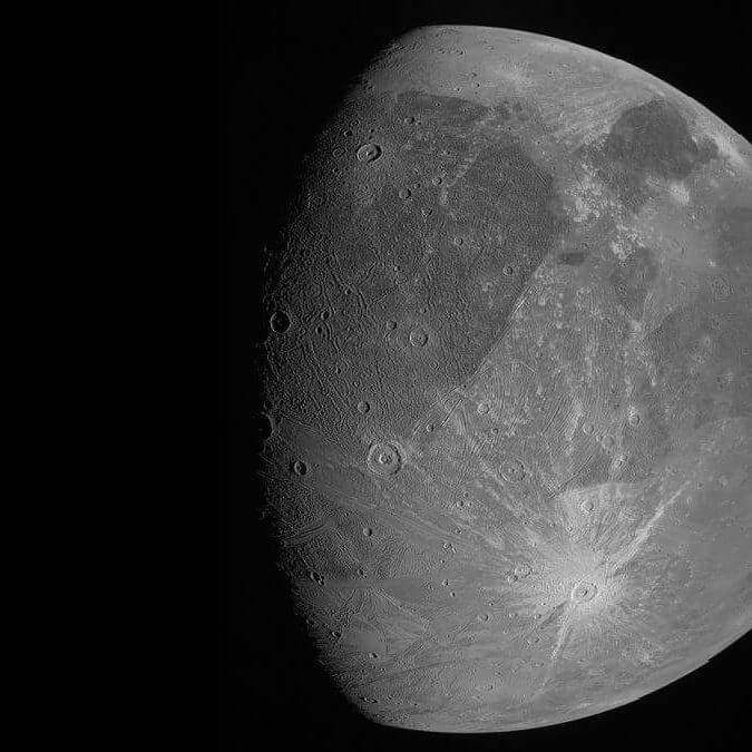 木星の衛星ガニメデの最新画像、NASAの探査機ジュノーが撮影
