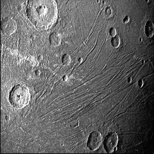 木星探査機「ジュノー」の恒星参照ユニット（SRU）カメラが撮影したガニメデの夜側の地表（Credit: NASA/JPL-Caltech/SwRI）
