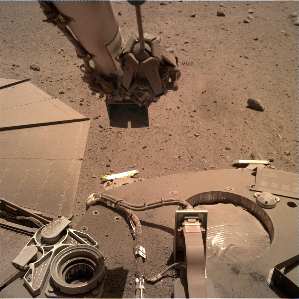 火星探査機「インサイト」がロボットアームのスコップを使って機体上面に砂を落とした後の様子（Credit: NASA/JPL-Caltech）