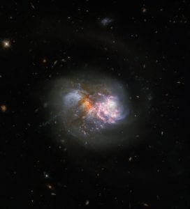 合体を終えつつある2つの銀河、ハッブルが撮影した“くじら座”の相互作用銀河
