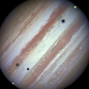 木星に落ちた衛星の影。ハッブル宇宙望遠鏡＆木星探査機ジュノーが撮影