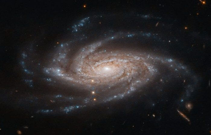 腕を開いた南天“がか座”の渦巻銀河、ハッブル宇宙望遠鏡が撮影