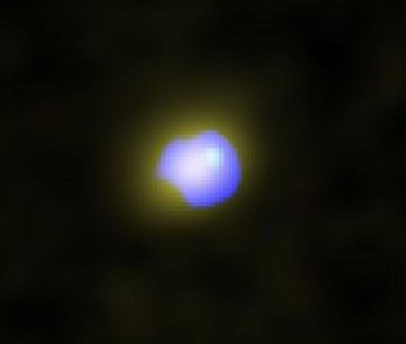 アルマ望遠鏡によって観測されたJ1243+0100の画像。今回発見された銀河風は青く着色されています。(Image Credit:ALMA (ESO/NAOJ/NRAO), Izumi et al.)