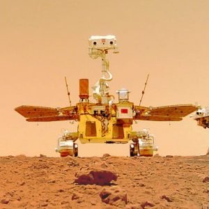 ワイヤレスカメラで撮ったセルフィーも。中国の火星探査車「祝融」最新画像公開