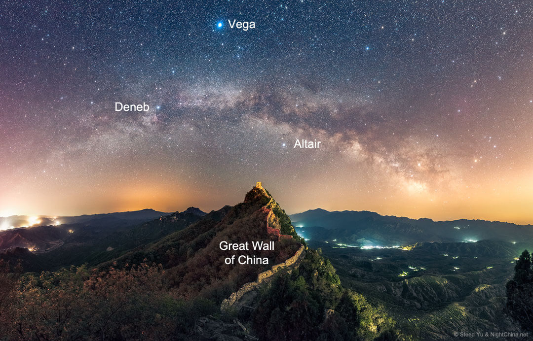 万里の長城の彼方に見える「夏の大三角」と天の川（Credit: Steed Yu &amp; NightChina.net）