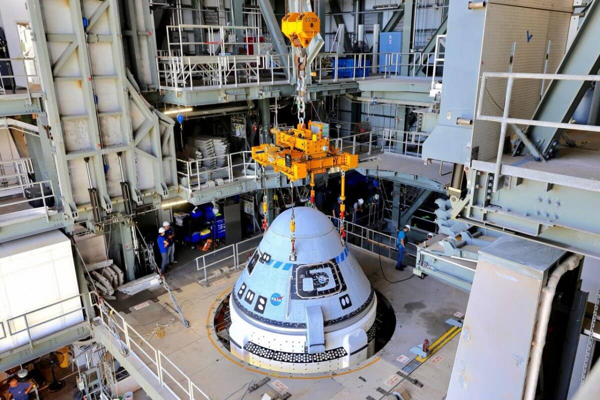 アトラスVロケットの先端に取り付けられるスターライナー宇宙船（Credit:NASA/ULA）