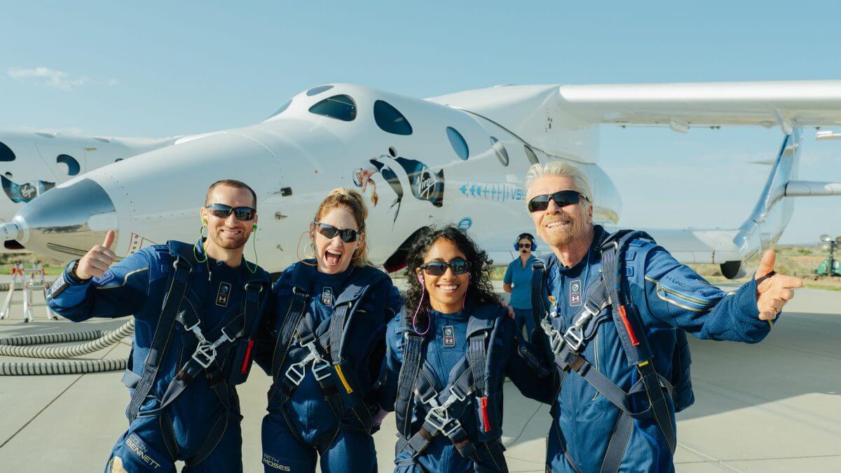 スペースシップ２（VSS Unity）と「Unity22」で宇宙船に乗り込んだ4人のミッションスペシャリスト。右端に写っているのがリチャード・ブランソン氏（Credit: Virgin Galactic）