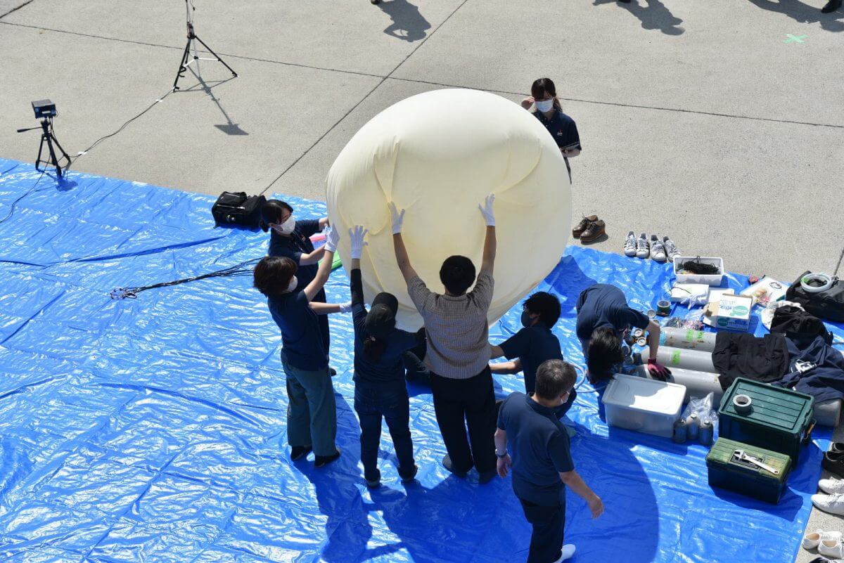 気球を膨らませている風景（撮影：東京とびもの学会）