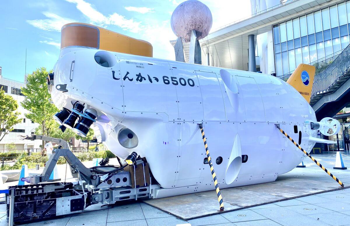 東京スカイツリーの真下でひときわ目立つ有人潜水調査船「しんかい6500」の実物大模型（Credit:筆者）