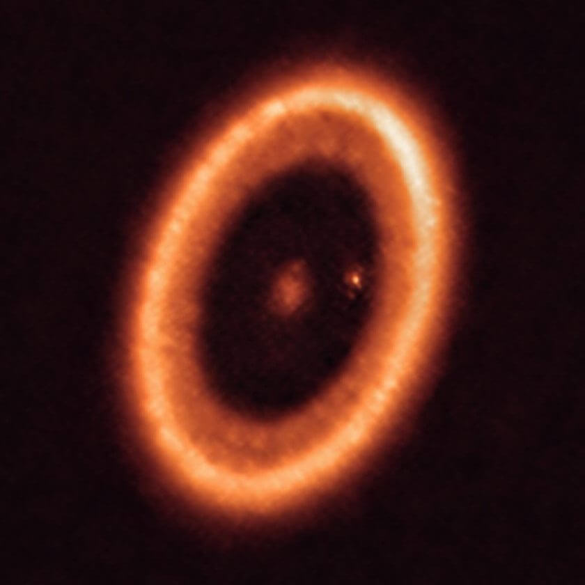 370光年先の若い惑星を囲む「周惑星円盤」を明確に検出、アルマ望遠鏡による観測成果
