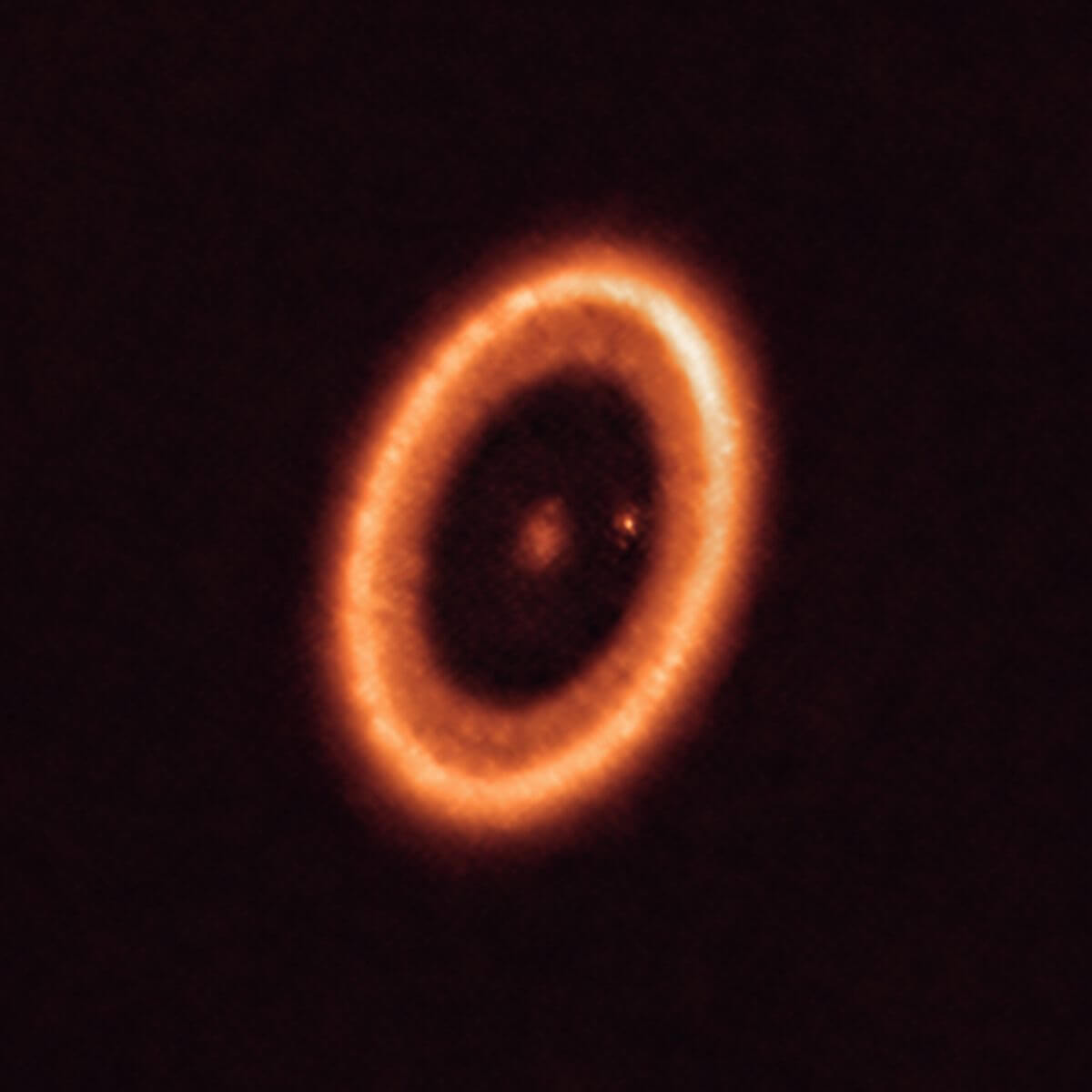 アルマ望遠鏡によって観測された「PDS 70」（Credit: ALMA (ESO/NAOJ/NRAO)/Benisty et al.）
