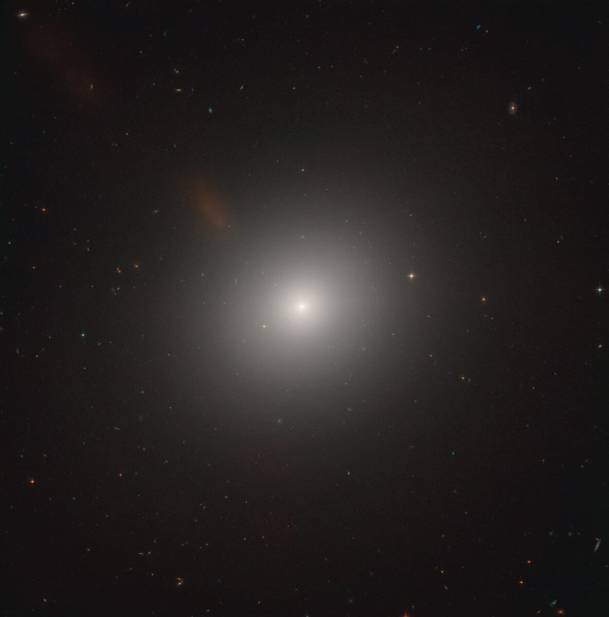 楕円銀河「M105」（Credit: ESA/Hubble &amp; NASA, C. Sarazin et al.）