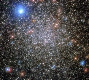 ハッブルが撮影、再発見と命名が繰り返されてきた“さそり座”の球状星団