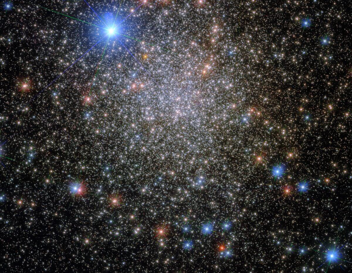 球状星団「NGC 6380」（Credit: ESA/Hubble & NASA, E. Noyola）