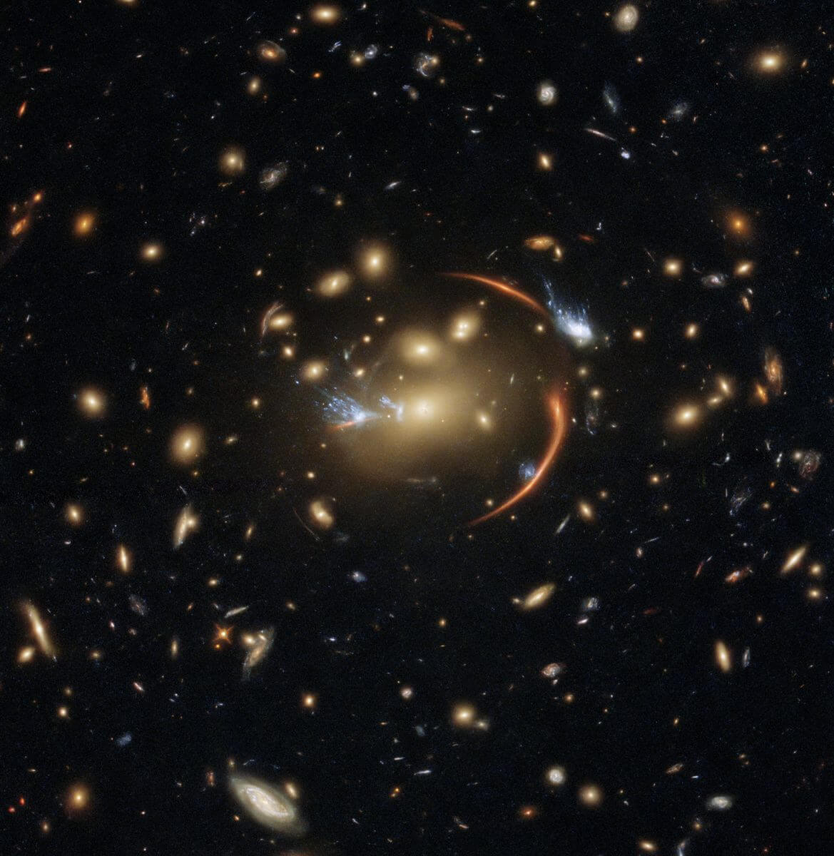 銀河団「MACS J0138.0-2155」による重力レンズ効果を受けた銀河「MRG-M0138」（Credit: ESA/Hubble & NASA, A. Newman, M. Akhshik, K. Whitaker）