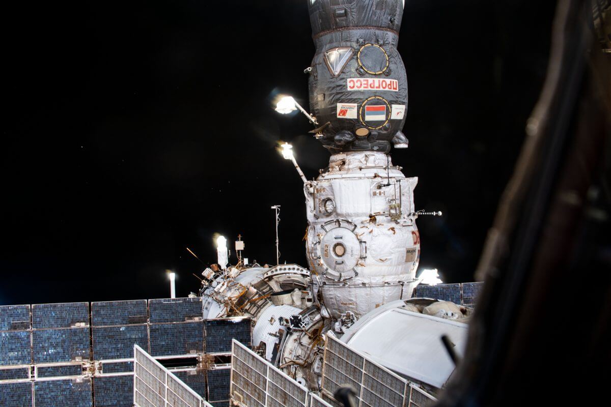 国際宇宙ステーションのドッキング室「ピアース」（中央）と無人補給船「プログレスMS-16」（上）（Credit: NASA）