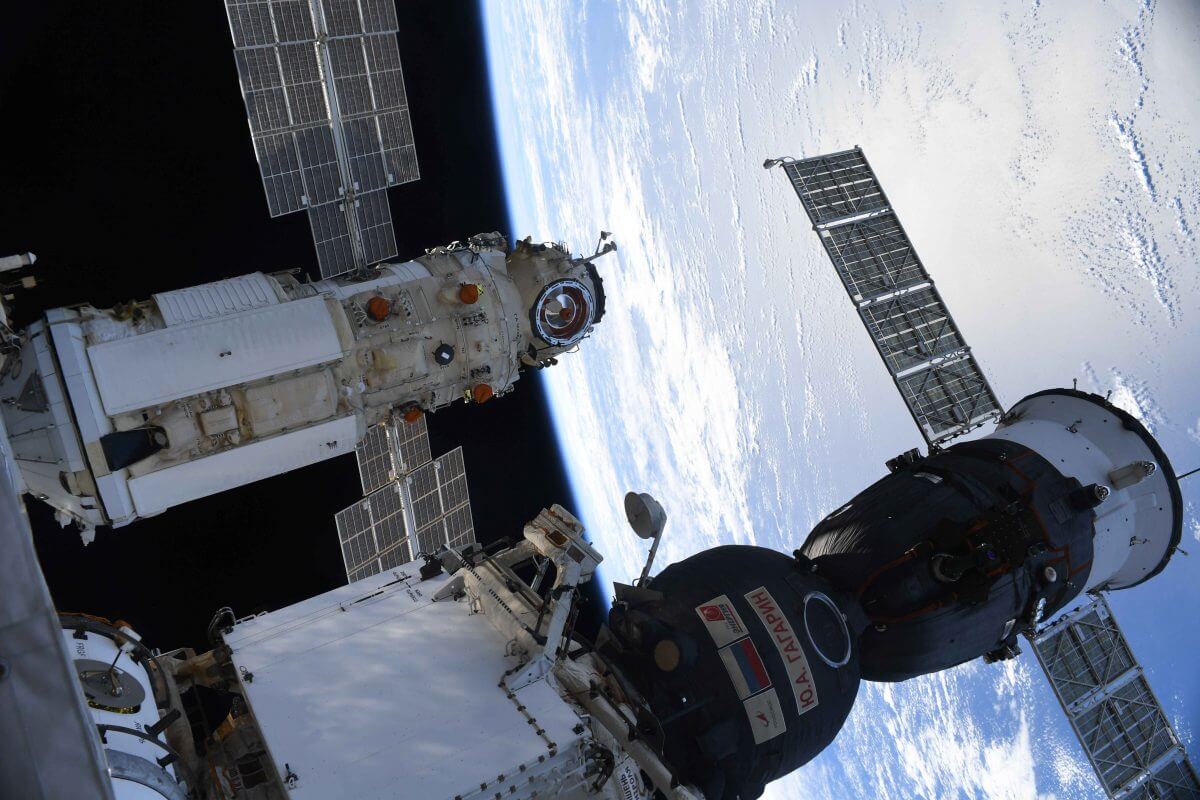 国際宇宙ステーションにドッキングした多目的実験モジュール「ナウカ」（左奥）（Credit: Roscosmos/Oleg Novitskiy）