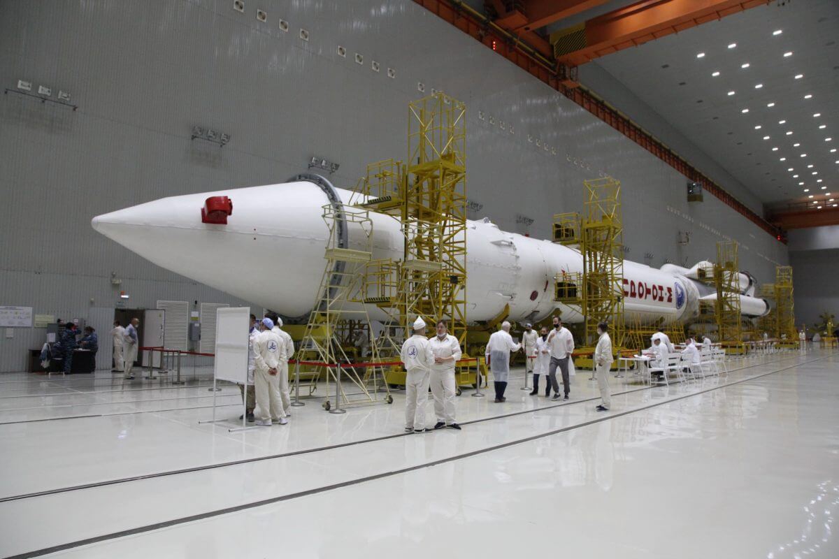 組立作業中の「プロトンM」ロケット。フェアリングには多目的実験モジュール「ナウカ」が格納されている（Credit: Yuzhny Space Center/Roscosmos）