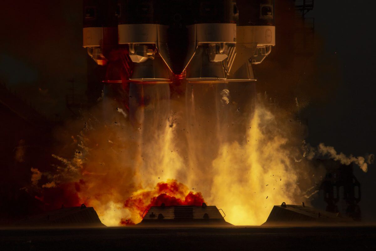 離床する「プロトンM」ロケット、1段目エンジンのクローズアップ（Credit: Yuzhny Space Center/Roscosmos）