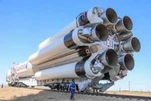 7月21日深夜打ち上げ予定、ISS新モジュール「ナウカ」を搭載したロケットが発射台に設置される