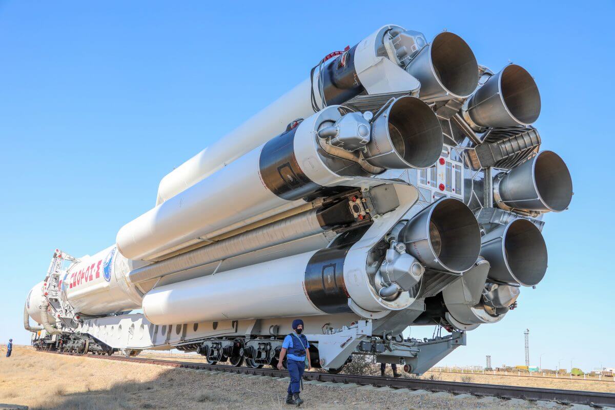 バイコヌール宇宙基地200番射点に向けて輸送されるプロトンMロケット（Credit: Yuzhny Space Center/Roscosmos）