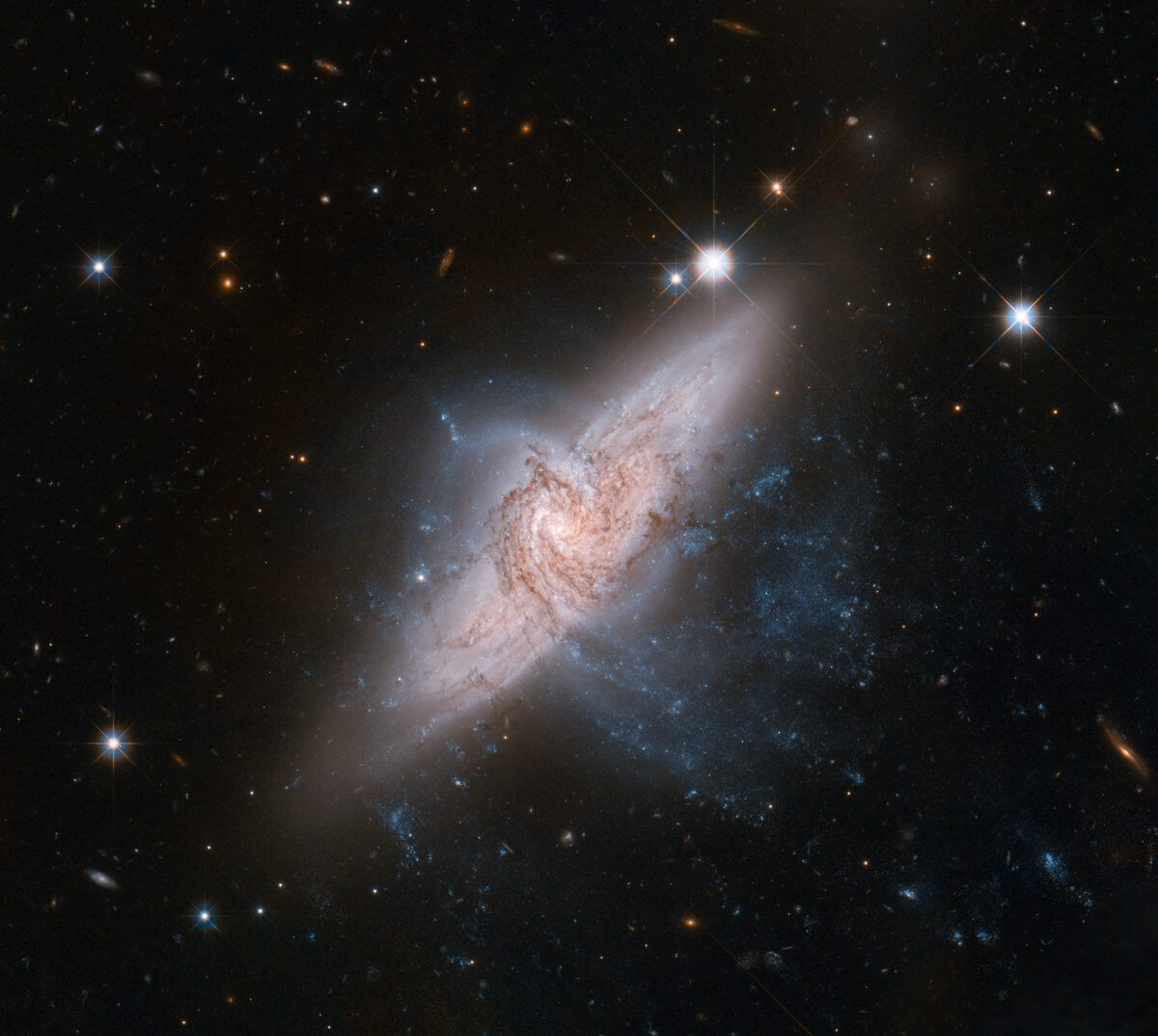 重なり合って見える銀河「NGC 3314」（Credit: NASA, ESA, the Hubble Heritage (STScI/AURA)-ESA/Hubble Collaboration, and W. Keel (University of Alabama)）