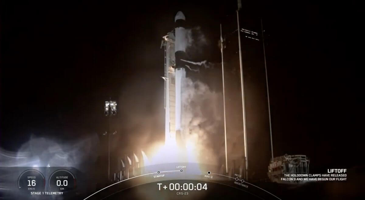約2ヶ月ぶりに打ち上げられたファルコン９ロケット。補給船「カーゴドラゴン」を搭載している（Credit: SpaceX webcast）